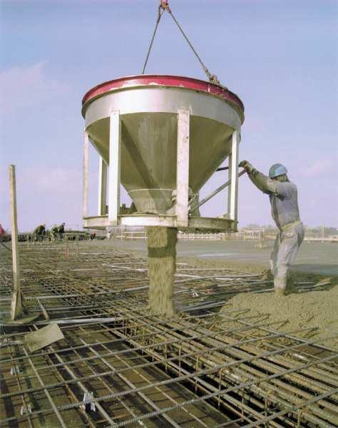 Beton akıcı, akıcı-plastik kıvamda ise yerleştirme, şişlenerek ve tokmaklanarak yapılır.