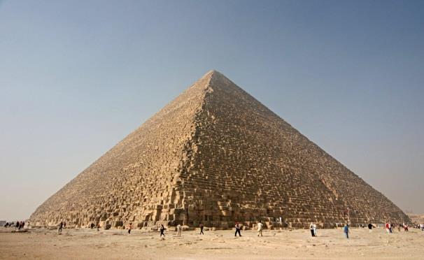 YÜKSEK YAPILARIN TARİHÇESİ Mısırlıların kralları Keops için tamamını taştan yaptıkları
