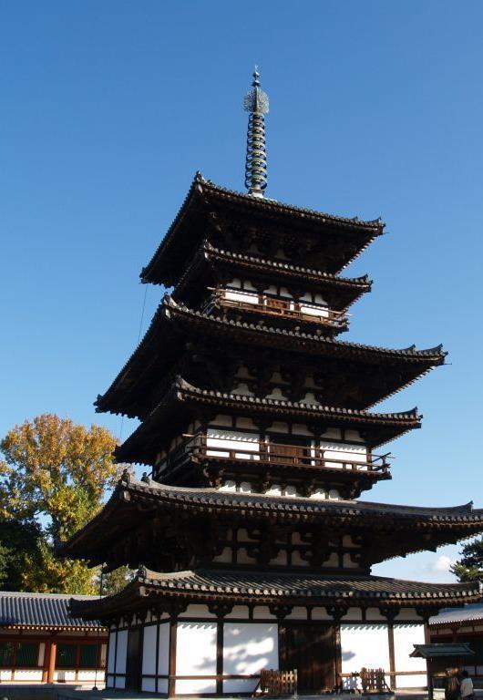 YÜKSEK YAPILARIN TARİHÇESİ Japonya ve Çin gibi ülkelerde yüksek yapıların gelişiminde pagodalar* önemli bir rol oynamaktadır. Nara'da, M.S 680 yılında yapılmış olan 34 m.
