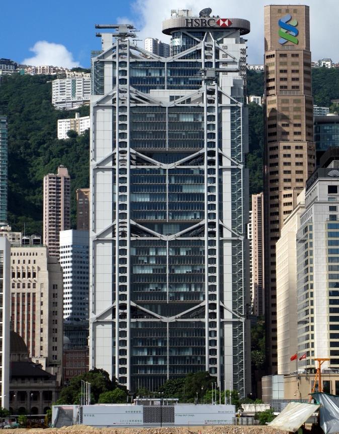 YÜKSEK YAPILARIN TARİHÇESİ Bu dönemin öncü örneklerinden; 1986 yılında, Hong Kong da Norman Foster ın tasarladığı, farklı bir taşıyıcı sistem tasarımının