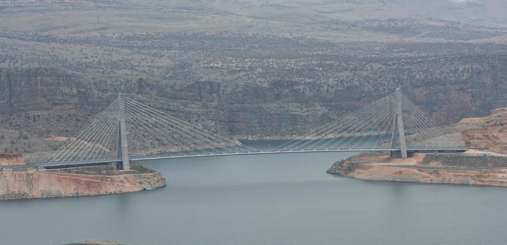 15 YILDA ADIYAMAN A ULAŞTIRMA VE HABERLEŞME ALANINDA 1,7 MİLYAR TL YATIRIM YAPTIK ADIYAMAN IN HIZINA HIZ KATTIK Adıyaman ı diğer şehirlere bağlayan devlet yollarını 272 kilometreye; ilçe, belde ve