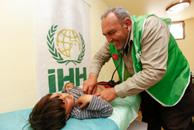 Suriye de 15 kişiye işitme cihazı, 100 kişiye tekerlekli sandalye ulaştırıldı, 23 yetim annesinin göz ameliyatı yapıldı.