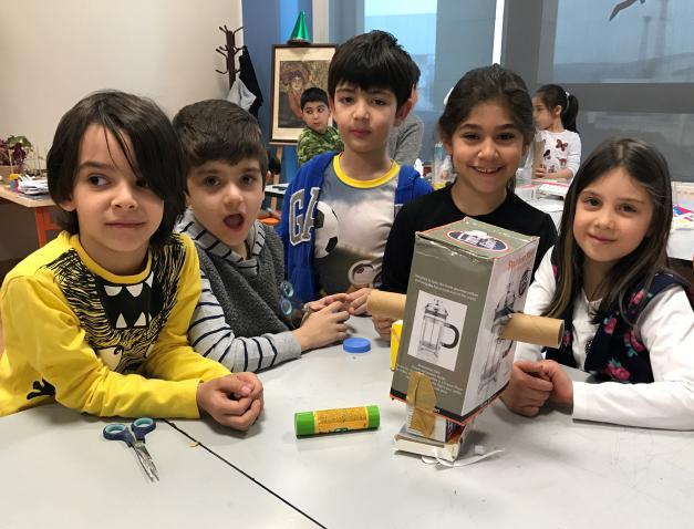 Aytül Akal a öğrencilerimizle paylaştığı güzel anıları ve hoş sohbeti için teşekkür ederiz. Geometrik cisimlerle kendi robotumuzu yaptık! İlkokul 2.