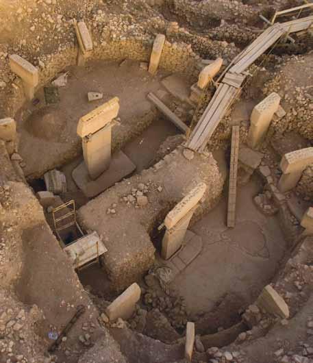 Yapıların tümü belirli bir süre sonra bilinçli olarak toprakla doldurulmuş ve neredeyse bir mezarı andırır biçimde kapatılmıştır. Göbekli Tepe den taş kap örneği.