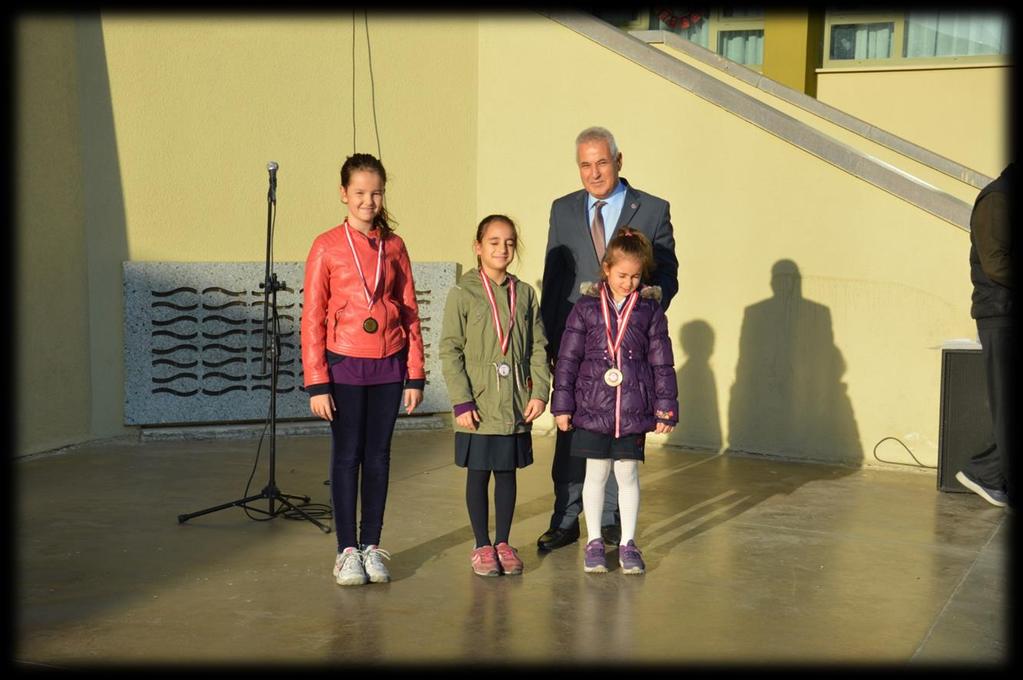 Zeynep Acar İzmir Çiğli Belediyesi Cumhuriyet Haftası Satranç Yarışması 8 yaş bayanlarda birinci,genel kategoride dördüncü, Nehir Yazgan