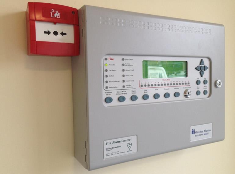 Kırmızı Kod Uygulaması: Yangın alarmı çalması ile güvenlik görevlisi yangın panelinden tespit ettiği yangın