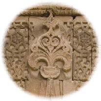 30 Yapıda sadece taş bezeme görülür. The only ornamentation to be observed is of stone. AK MEDRESE Taç kapısı üzerindeki inşa kitabesine göre, 812 H./1409 10 yılında yapılmıştır.