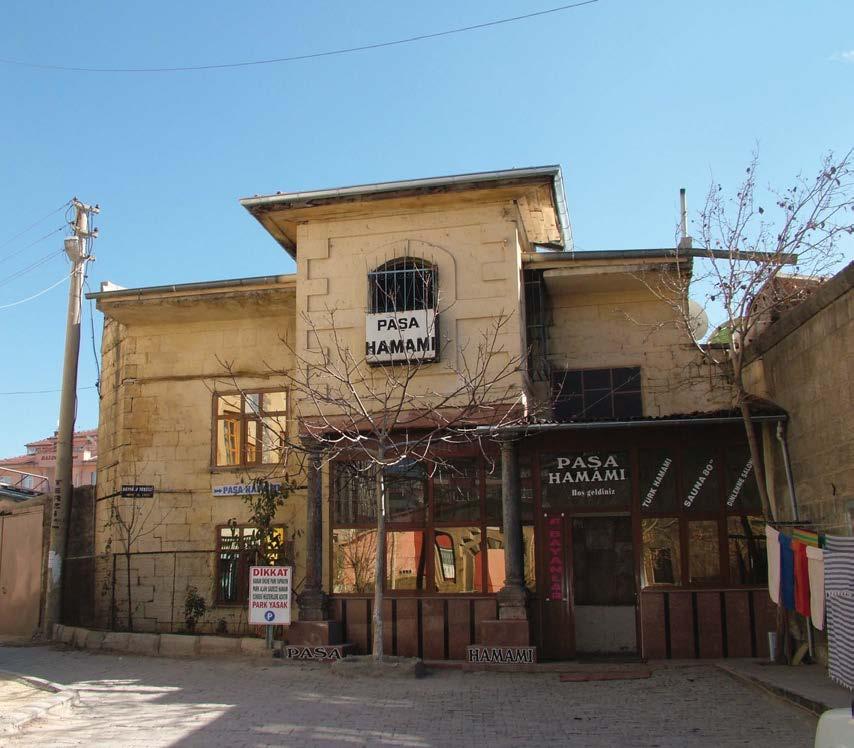 NİĞDE; MEMORY OF TEN THOUSAND YEARS 55 Türk Hamam mimarisinin genel özelliklerini taşıyan bu yapılar; soyunmalık, ılıklık, sıcaklık ve halvetleri ile sıcak su
