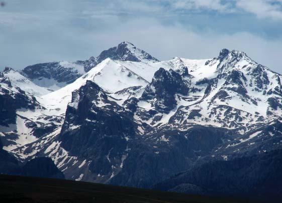 72 Aladağlar - Alaca Zirvesi Peak of Alaca giden sırtın güneydoğu sırtı takip edilerek doruğa ulaşılır. Doruk çıkışından sonra çıkış yapılan rotadan tekrar kamp yerine varılır.