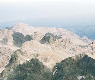 80 Torasan Dağlarına Tırmanış Aladağlar ın güney-doğusunda yer alan Turasan ve Torasan dağları karayolu ulaşımı ve doruk çıkışları bakımından özel bir gezi ve