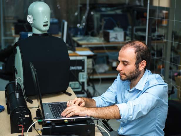 Öğrenimleri sırasında otomasyon ve robot teknolojileri konularında da donanım kazanan gençlerimiz, endüstriyel üretim sürecinde önemli görevler alıyor.