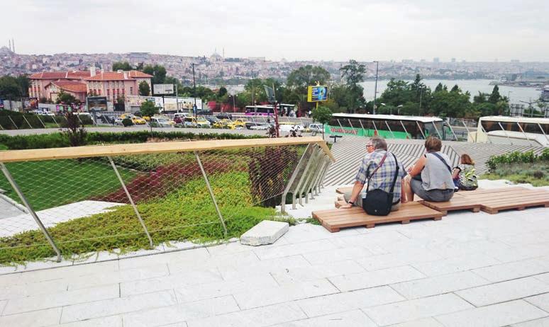 eğimli ahşap yürüyüş yolları ve çocuk oyun alanı