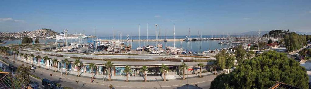 Sahile 200 m, şehir merkezine 500 m ve İzmir Havaalanına 70 km mesafededir.