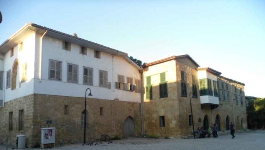 Günümüzdeki meydanın doğu yönünde, Kıbrıs Valisi Ali Ruhi Efendi tarafından, Sultan Mahmut Kütüphanesinin hemen yanına da Büyük Medrese inşa edilmiştir (Anonim, 2007:76).
