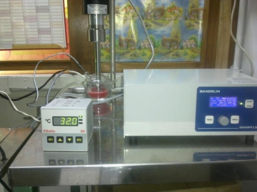 Şekil 3.2 SÖD uyarımının yapıldığı deney sistemi UV uyarımı için bir miktar posa (10 g) saat camına ince bir tabaka halinde yayılarak deney başlatılmıştır.