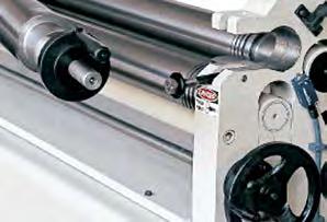 MRM ASİMETRİK 3 TOPLU SİLİNDİR MAKİNELERİ ASSYMETRICAL 3 ROLLS PLATE BENDING MACHINES Zincir tahrikli tek redüktörle ve dişli sistemi ile tahrik edilmiş alt ve üst miller SAE 1050 sertifikalı