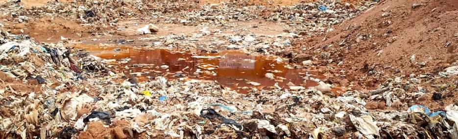 Toprak kirliliği temizleme metotları; toprağın su veya kimyasal maddeler yardımı ile yıkanması, toprağın içindeki kirletici maddelerin yakılması, bitki ve mikroorganizmaların toprak içindeki