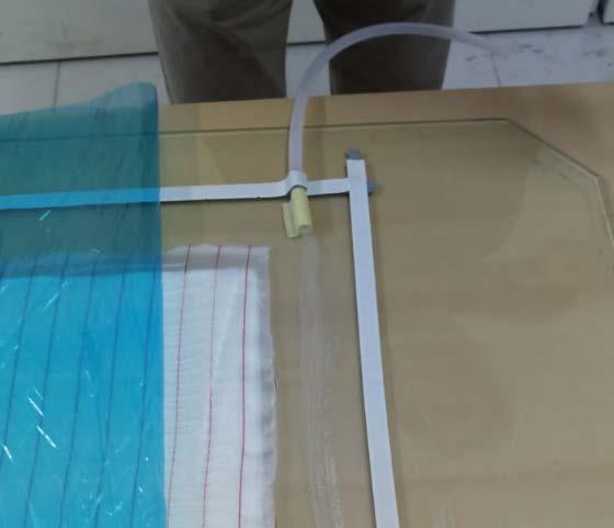 Şekil 2.11. Vakum hattı Döşenen vakum hattı ucuna hava akışını sağlamak amacıyla naylon file ve cam elyaf ile naylon file arasına kâğıt konulur.