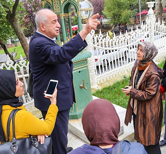 Edirnekapı dan Eyüp Sultan a Sahabe Kabirleri Ziyareti 1 2 3 4 5 Mihrimah Sultan Camii Kariye'de Ebû Şeybe El-Hudrî Hazretleri ve Diğer Sahabeler İvaz Efendi Camii Yâ Vedûd Hazretleri Eyüp Sultan