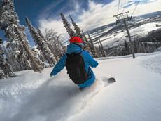 Güneşli bir günde snowboard yapıyorsanız pozlamayı, çektiğiniz kişinin ceketine kilitlemeyi deneyebilirsiniz.