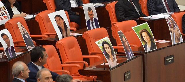 HDP Diyarbakır Milletvekili Feleknas Uca hakkında 5 ayrı suçtan dokunulmazlığının kaldırılması talebiyle fezleke hazırlandı.