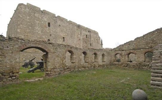 17 Çorlu'da bulunan başlıca tarihi eserler: 5.1.Çorlu Kalesi Orta çağdan kalma bir kaledir. Bizanslılar döneminde yapılmıştır.