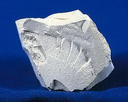 2.2 Kaolen Tanımı Kaolen, kil mineralleri sınıflandırması içinde bir grup kil mineraline verilen isimdir.