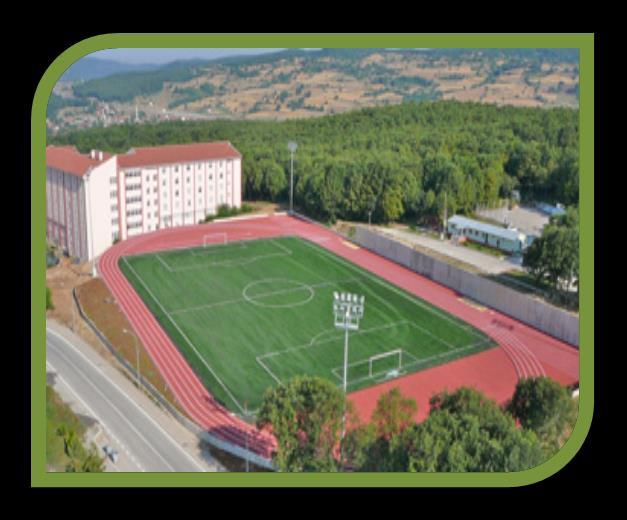 Açık Spor Salonları Beden Eğitimi ve Spor Yüksekokulu bünyesinde 12.539 m 2 alana sahip açık spor sahası vardır. Sahada Futbol, Çim Hokeyi, Atletizm vb.