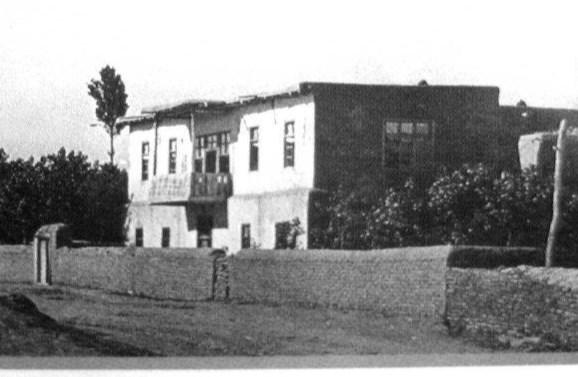 yüzyılın ilk çeyreğinde inşa edildiği bilinen Kerem Döner evi (Şekil 23), Bahçıvan mahallesi Hamza Dayı sokakta 1940 lı yıllarda yapılmış olan Mustafa Güngörer evi ve 1998