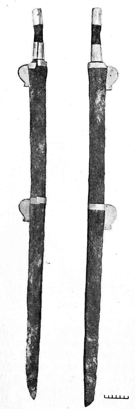 4(16), KIŞ 2015 Üçtepe mezarındaki demir bıçak ve tokalar Üçtepe mezarından kılıç ci tarafından kullanıldığını gösteriyor (süvarilerin silahı genellikle daha kısadır). A.Iessen e (3, s.