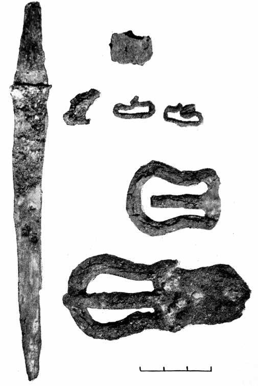 Benzeri silah Pencikent resimlerindeki Türk savaşçılarda tasvir edilmiş (5, s.18-21), buna benzer silah Orta Asya nın Türk dilli bölgelerinde bulunmuş (6, s.90-91, 7, s.