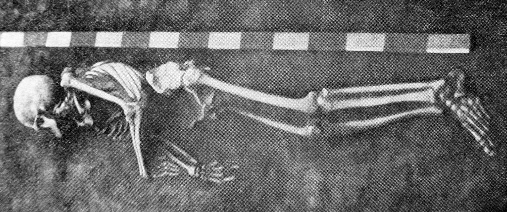 Arkeoloji Üçtepe mezarındaki ayakkabının gümüş ve bronz parçaları askıda taşıdığını gösteriyor.