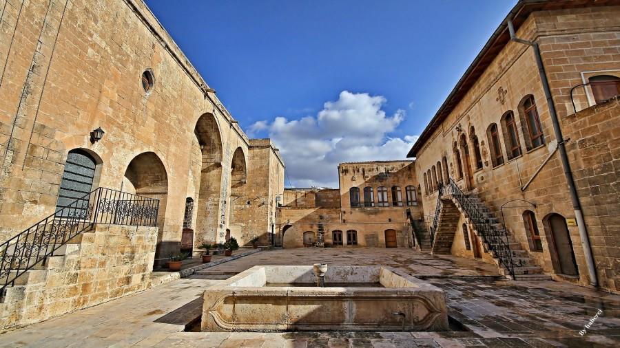 İsa'nın iki havarisinin anısına inşa edildiğinden onların ismini taşır. Urfalı Süryanilerin 1924 yılında Halep'e göç edişlerine kadar kilise ve medrese olarak kullanılmıştır.