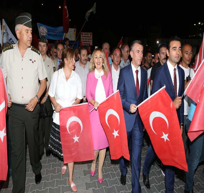 Saat 22:30'da Cumhuriyet Meydanında Saygı Duruşu ve İs klal Marşının okunmasıyla 15 Temmuz Demokrasi ve Milli Birlik Günü programı coşkulu bir şekilde başladı.