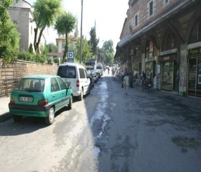 Proje çiziminde Yüksek Mimar, ġehir Bölge Planlama Uzmanı ve Harita Müh. Görev yapmıģtır. Nitekim proje çiziminde peyzaj mimarı, restorasyon uzmanına yer verilmemiģtir.