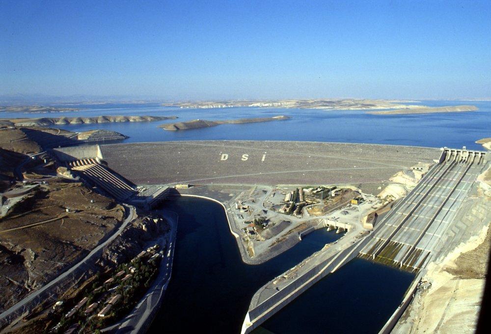 Şekil 2: Hidrolik Santralden Elektrik Enerjisi Elde Edilişi Baraj gölünde toplanan suyu potansiyel enerji deposu olarak adlandırabiliriz.