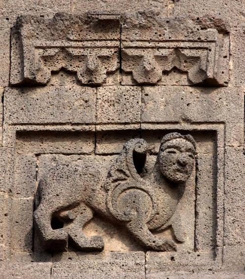 Resim 15-16: Ulu Beden Burcu nun sfenks kabartmaları Mısır ın Orta Çağ ında Kıptilere atfedilen kumaşlar üzerinde beliren sfenks figürleri buradan 8.-9.