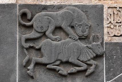 kapsayan bir zaman diliminde Mezopotamya da gözlemlenen Aslan ve Boğa takım yıldızları ile ilişkili olarak Mezopotamya da tarım mevsiminin başlangıcını gösterdikleri, astrolojik içerikli bu takvimsel