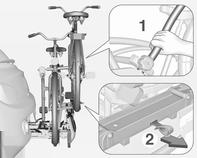 Bir elinizle arkadaki bisikletin çatısını (1) tutun ve ayırmak için döngüyü (2) çekin. Arkadaki bisikleti iki elinizle tutun ve arkadaki taşıyıcı sistemi arkaya katlayın.