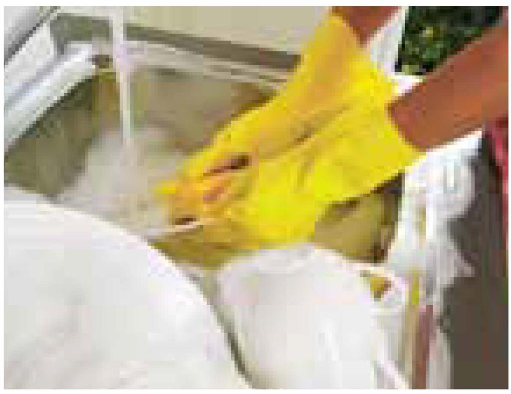 laboratuvar ve mutfak eşyalarının temizliğinde kullanılabilir. Sert suda dahi bol köpürme özelliğine sahiptir.