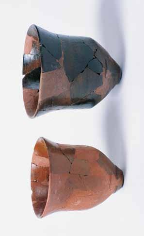 Kuzeybatı İran daki merkezlerde tespit edilen Urartu çanak çömleği içinde de kahve malların yer aldığı anlaşılmaktadır (Young 1965: 55).