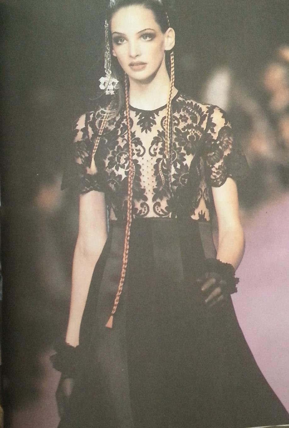 Kaynak: Milliyet 1995. Kadın Moda. Örgü. Dantel Şekil 5.2.14. 3:Chirstian Lacroix. 1995 yılı Paris defilesi. Haute Couture Tasarımı Chirstian Lacroix, 1995 yılında Paris te yapılan defilede (Bkz.