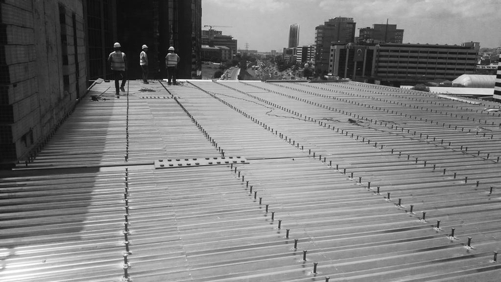 Sistem yükleri altında beton, Betonaltı trapez sac ve çelik konstrüksiyonunun beraber çalışabilmesi stud çivisi adı verilen saplama özel alaşımlı kaynak parçaları ile sağlanır.