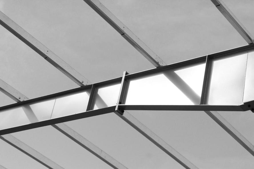 Çelik çatı yapı malzemelerini oluşturan elemanların fabrikasyon olması tam güven sağlar ve kullanılan koruyucu malzemeler sayesinde çatı kalitesini en yüksek seviyede tutar.