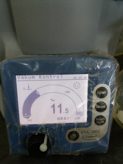 Soğutma için kullanılan vakumlu (a) cam desikatör ve (b) vakum pompası Soğutma deneyinde dış ortam sıcaklığı ve nemi dijital bir termometre ve higro-termometre kullanılarak, vakum soğutma uygulanan