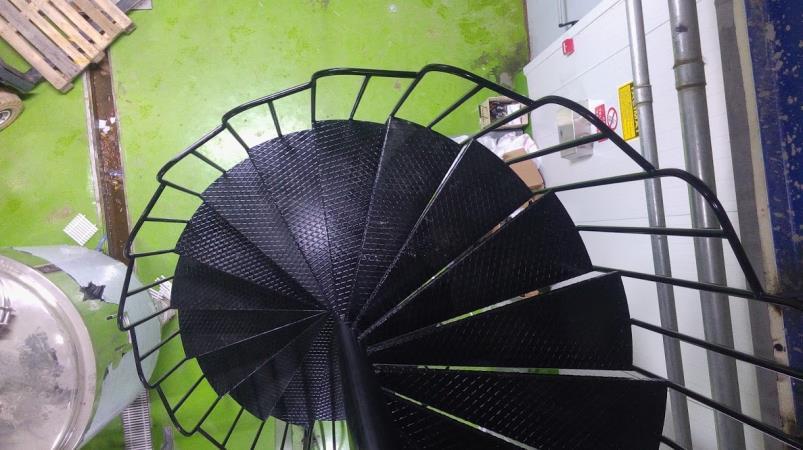 Metal merdivenlerde taşıyıcı kısımlar genellikle metal