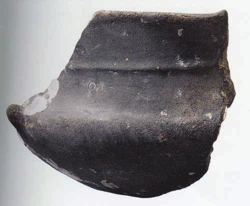 Fotoğraf 11: Çömlek parçası, Pt, Demir Çağı, Yenikapı (Baran-Çelik 2007: s.271, Y30) Müzeleri nin depolarında yapılan bir çalışma sırasında, St.