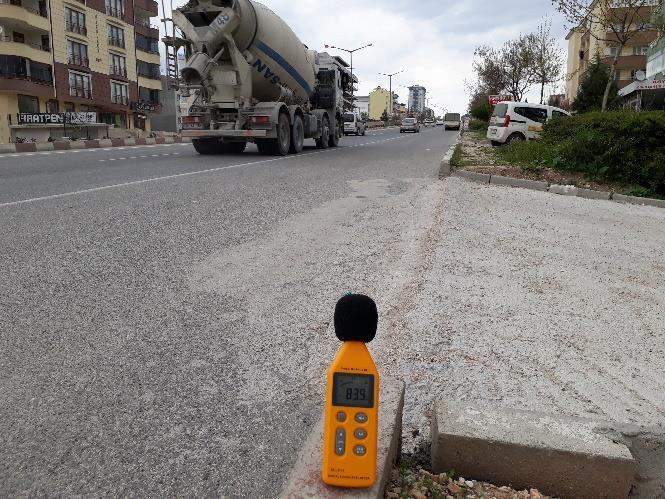 Bu noktanın başında bir kurp bulunmaktadır (Şekil 6,7). Diğer başında ise uzun düz bir yokuş bulunmaktadır. Kurpta yavaşlayan araçlar düz yokuşu çıkabilmek için hızlanmaktadırlar.