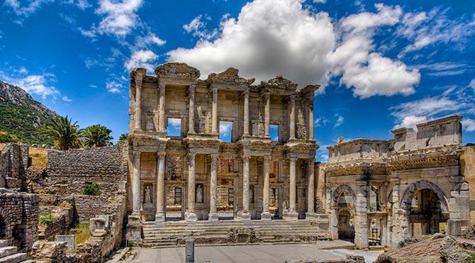 1. EFES Efes Anadolu'nun batı kıyısında, bugünkü İzmir ilinin Selçuk ilçesi sınırları içerisinde bulunan, daha sonra önemli bir Roma kenti olan antik bir Yunan kentiydi.