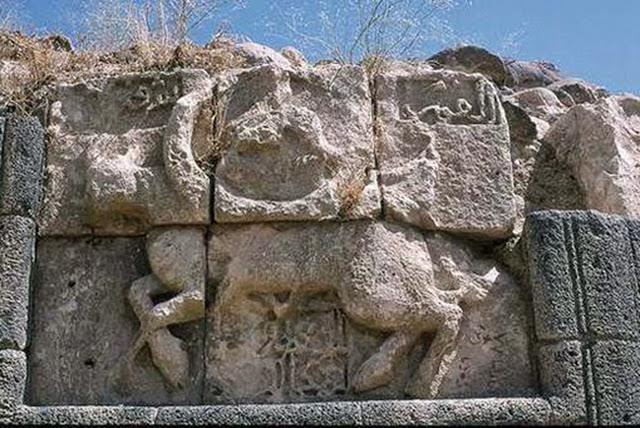 yüzyıla tarihlenen Musul daki Sincar kapısı Eski Mezopotamya nın kadim toplumu Sümerlere göre, Ay Tanrısı Nanna, Hava Tanrısı Enlil ve onun karısı